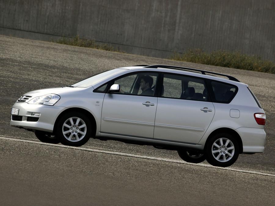  Toyota Avensis Verso 2003 года  (фото 3 из 25)